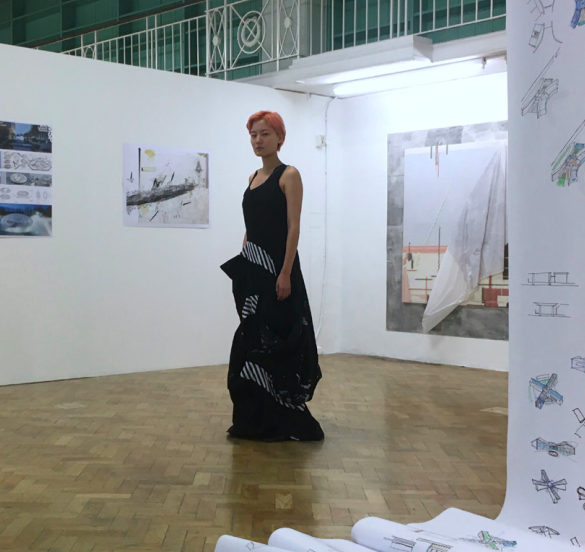 Immagine che contiene vestiti, interno, muro, vestito Descrizione generata automaticamente