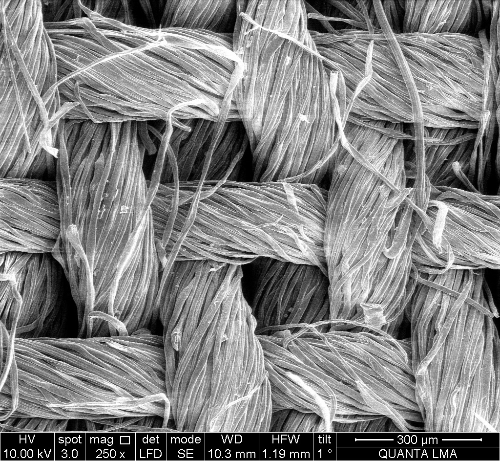 INMA analyzes textile samples under the microscope