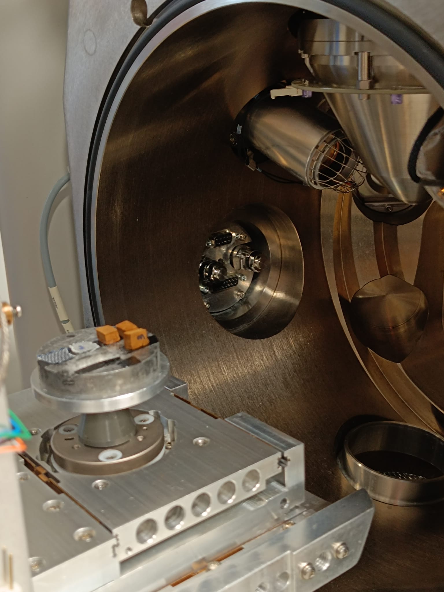 Sample in the SEM